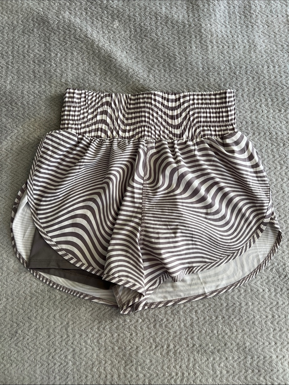 Vitality Cosmopolitan Brown & White Wave Striped Lined Shorts Size S
